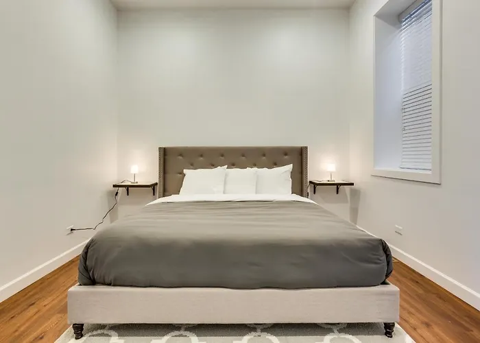 Apartment Converted Store Front Lets Live Like A Local In The Heart Of It All! *