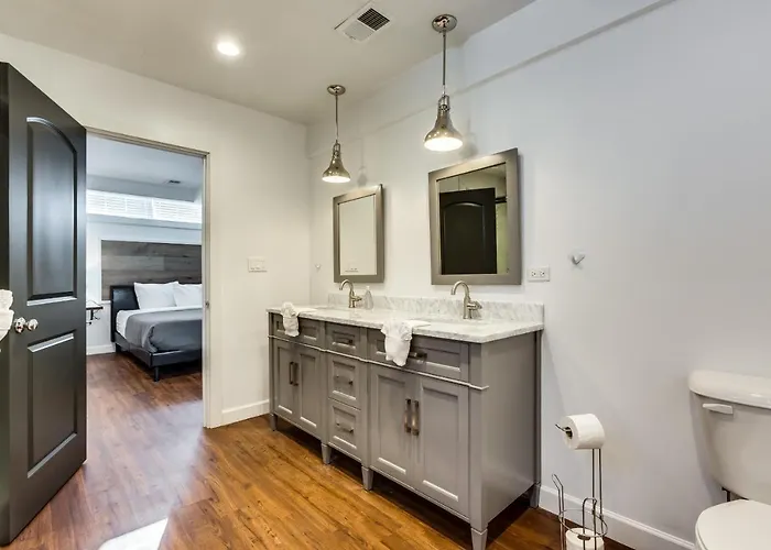 Apartment Converted Store Front Lets Live Like A Local In The Heart Of It All! Chicago
