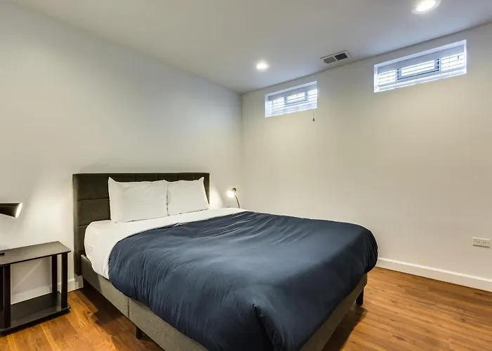 Apartment Converted Store Front Lets Live Like A Local In The Heart Of It All! *