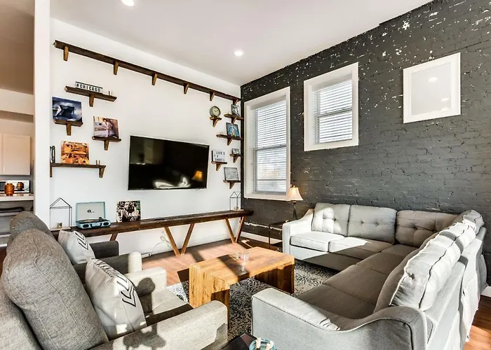 Apartment Converted Store Front Lets Live Like A Local In The Heart Of It All! Chicago