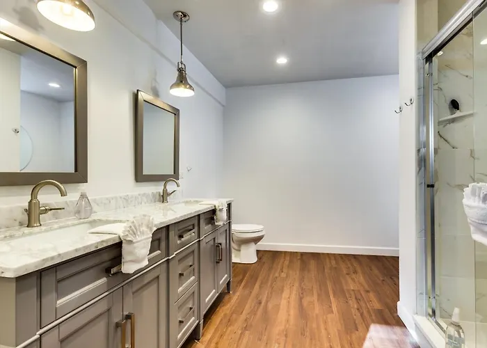 Apartment Converted Store Front Lets Live Like A Local In The Heart Of It All! *