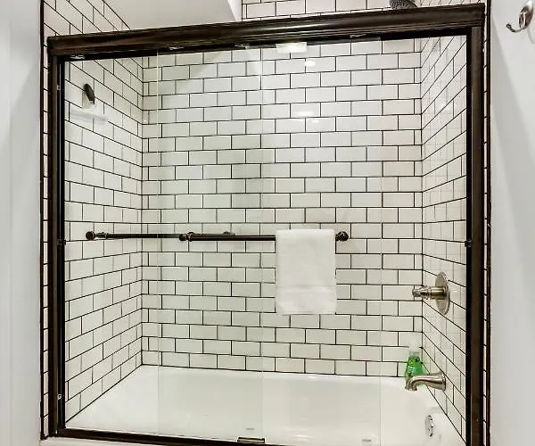 Converted Store Front Lets Live Like A Local In The Heart Of It All! Apartment Chicago