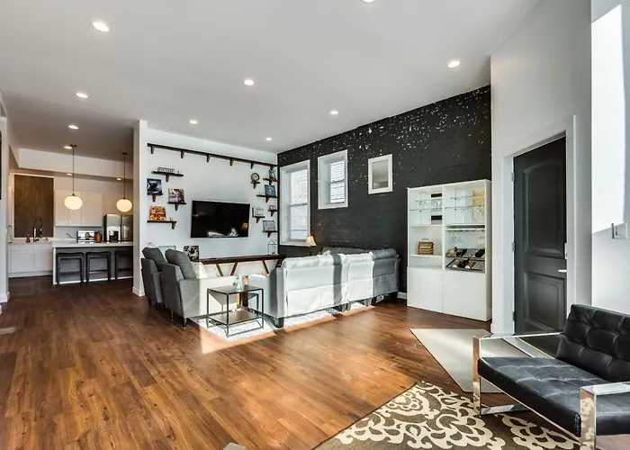 Apartment Converted Store Front Lets Live Like A Local In The Heart Of It All! *