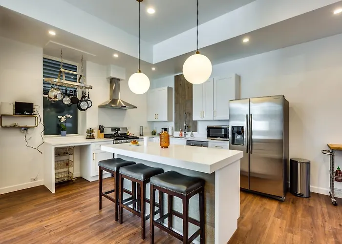 Apartment Converted Store Front Lets Live Like A Local In The Heart Of It All! Chicago