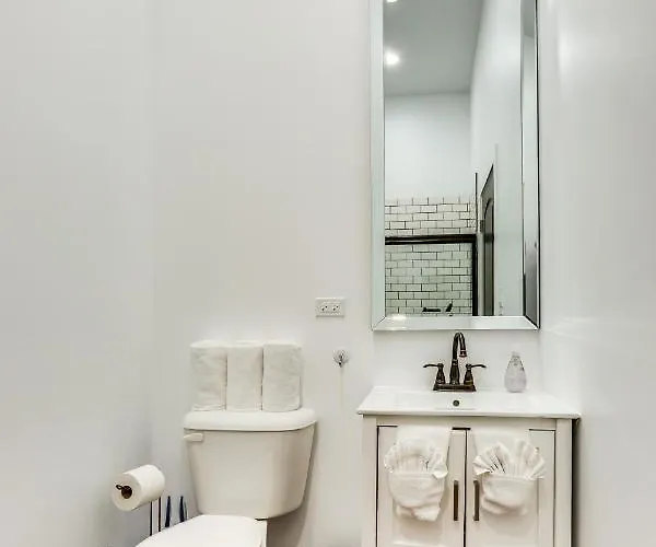 Converted Store Front Lets Live Like A Local In The Heart Of It All! Chicago