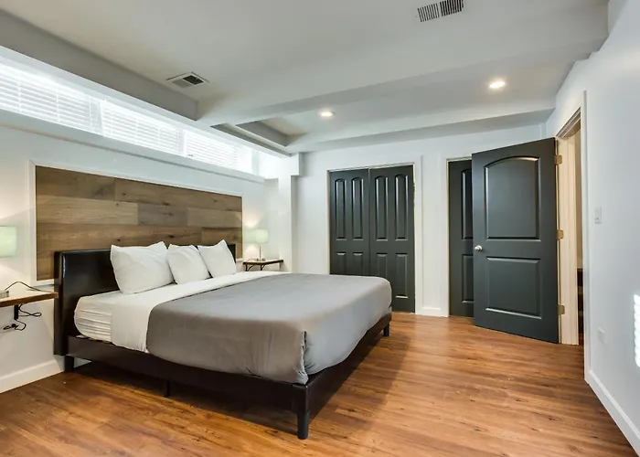 Converted Store Front Lets Live Like A Local In The Heart Of It All! Apartment *