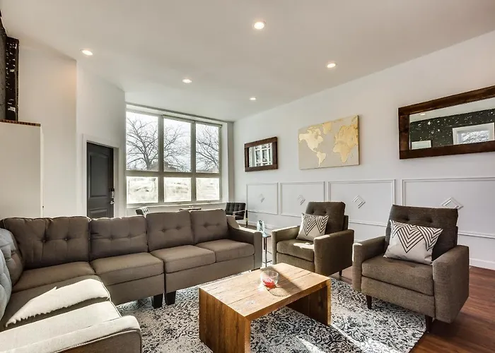 Converted Store Front Lets Live Like A Local In The Heart Of It All! Chicago