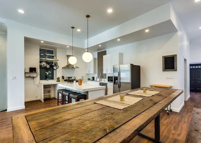 Converted Store Front Lets Live Like A Local In The Heart Of It All! Apartment *