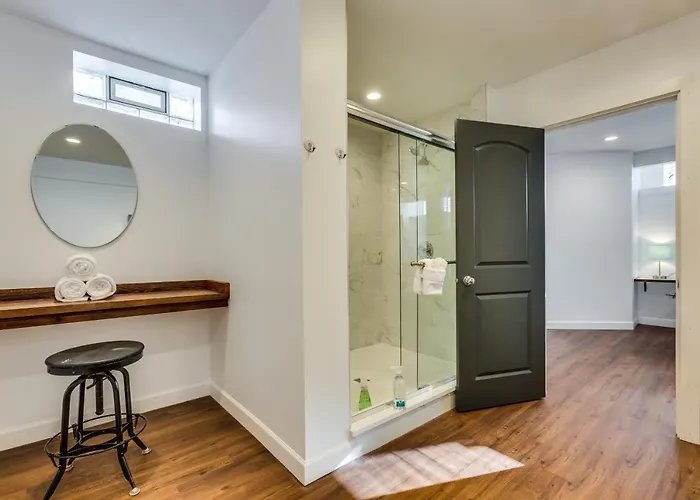 Apartment Converted Store Front Lets Live Like A Local In The Heart Of It All! Chicago
