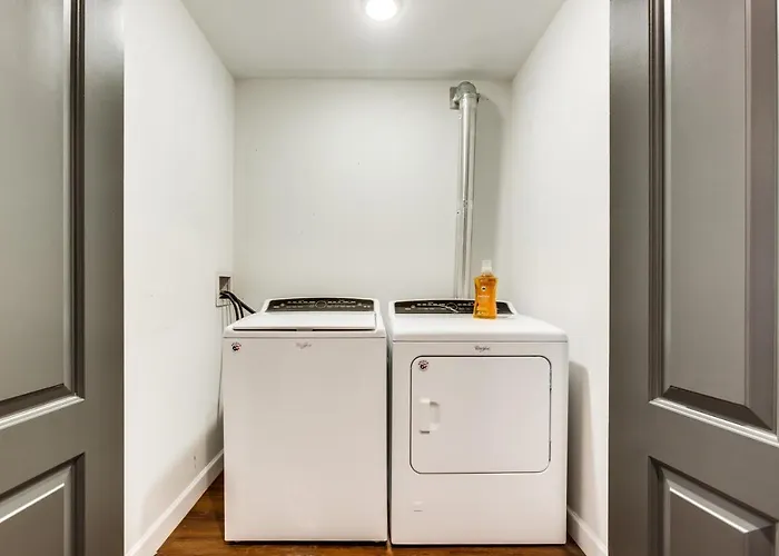 Converted Store Front Lets Live Like A Local In The Heart Of It All! Chicago