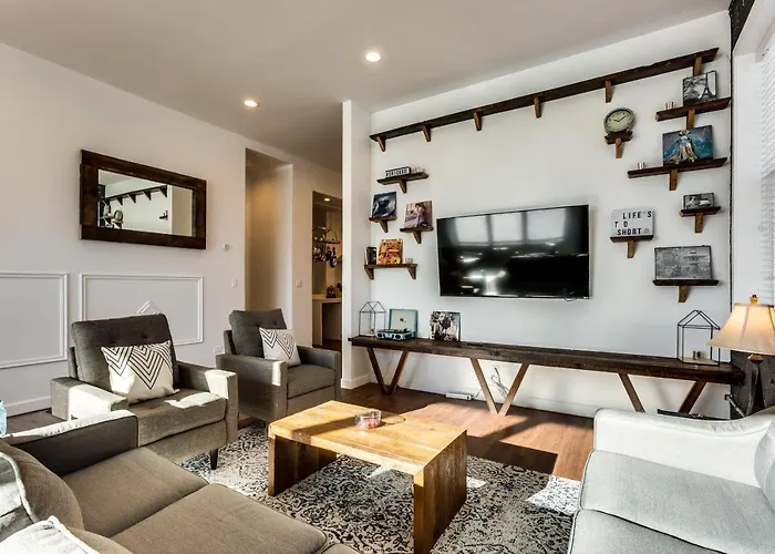 Apartment Converted Store Front Lets Live Like A Local In The Heart Of It All! *