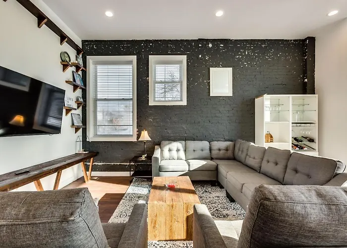 Apartment Converted Store Front Lets Live Like A Local In The Heart Of It All! Chicago
