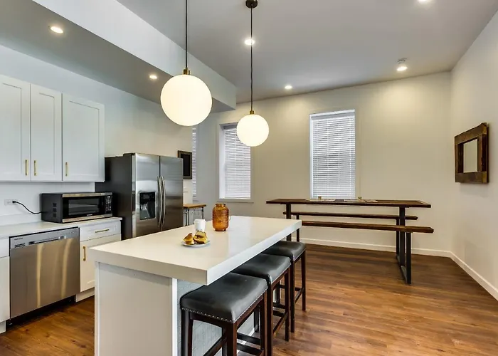 Converted Store Front Lets Live Like A Local In The Heart Of It All! Chicago