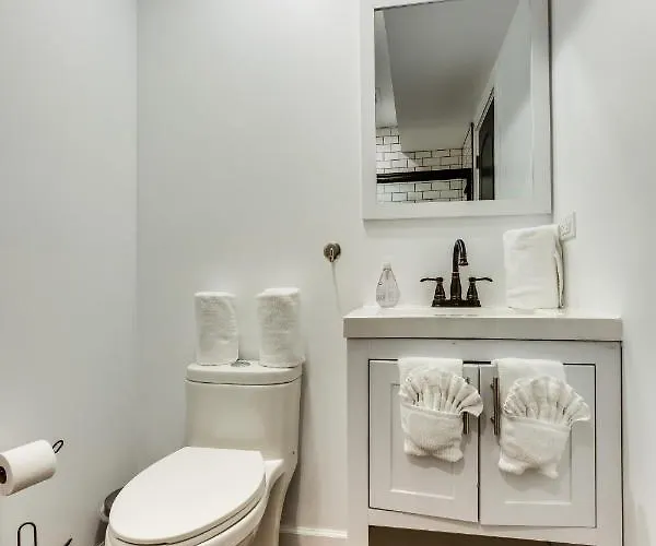 Apartment Converted Store Front Lets Live Like A Local In The Heart Of It All! Chicago